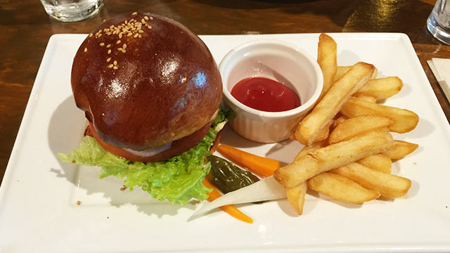 武蔵小山ハイマットカフェのハンバーガー