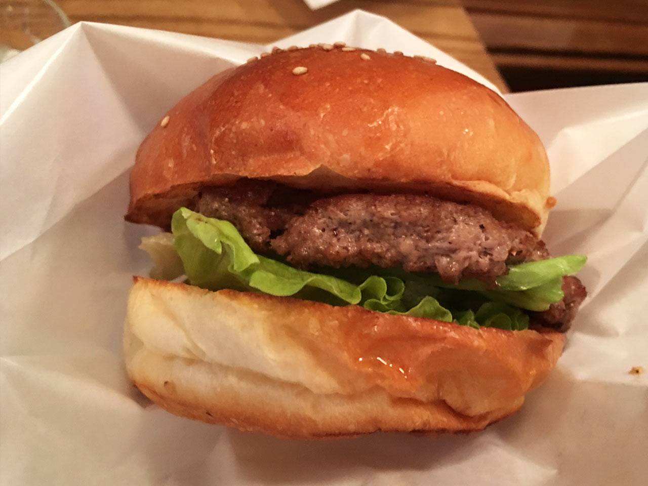 武蔵小山Sherry's Burger Cafeのハンバーガーを食べるところ