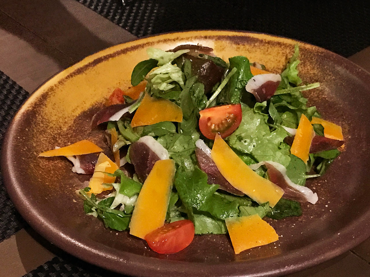 渋谷「ガストロパブ オーガスタス」の鴨の生ハムとミモレットチーズのサラダ