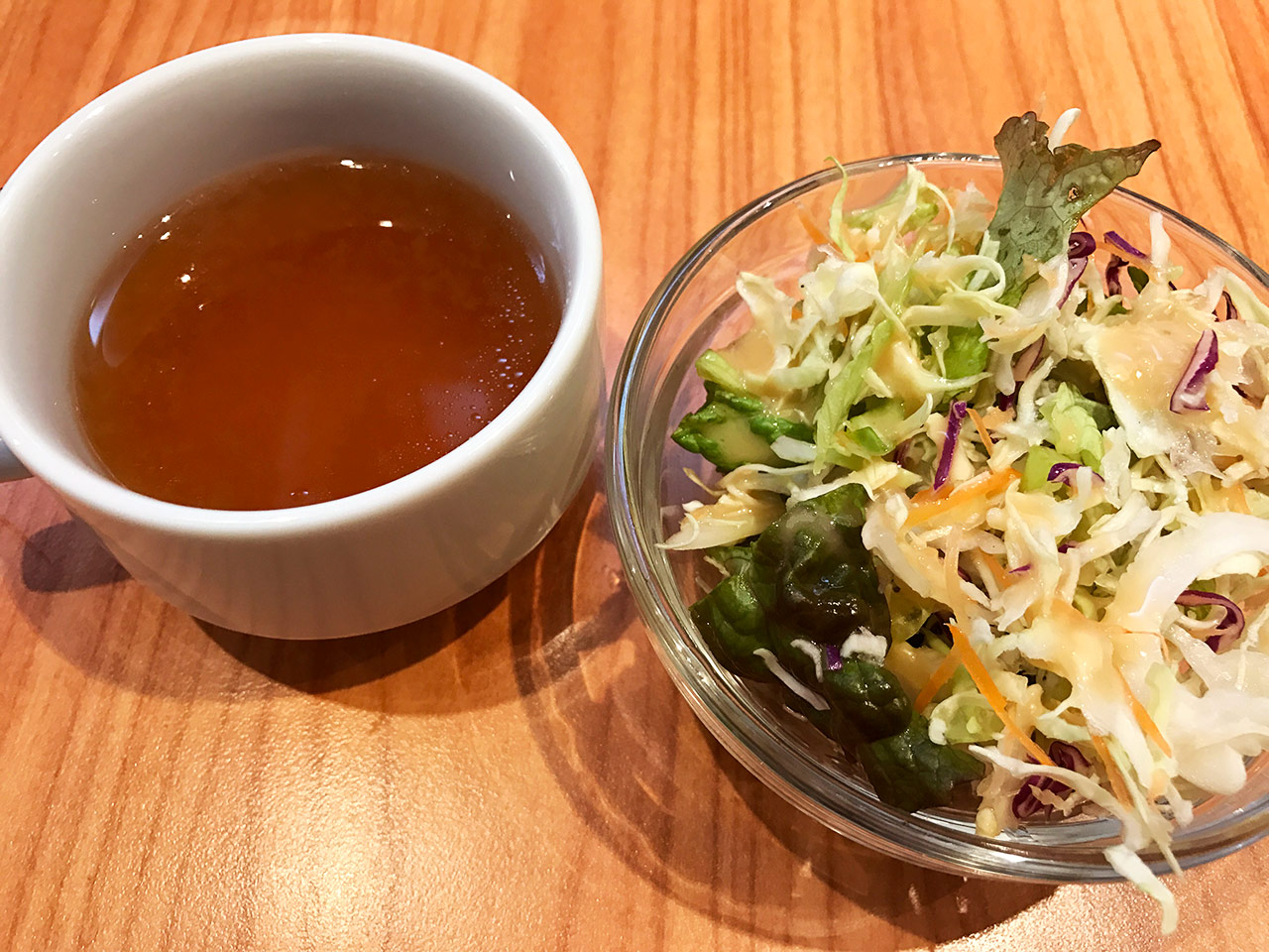 武蔵小山「くいしんぼ」のセットのサラダとスープ
