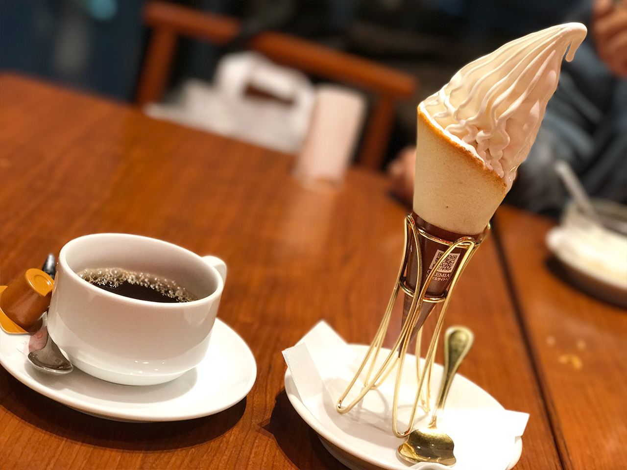 銀座「天龍」のソフトクリームとホットコーヒー