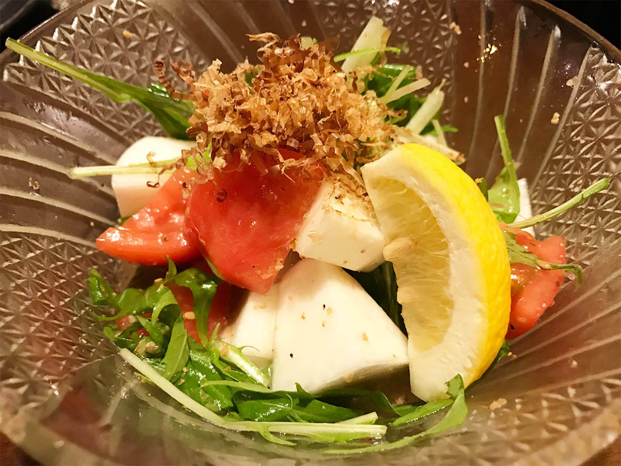 武蔵小山「ぴょん吉」の生カブと水菜のあら塩ドレッシングサラダ