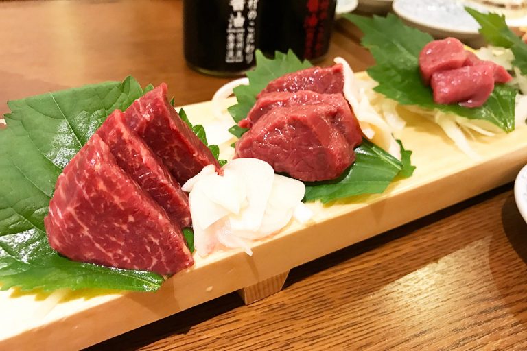 馬肉「三村」の馬刺しと馬焼きとすき焼きがうますぎる！ 新宿名店横丁 ディレイマニア