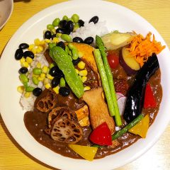中野のトリコカレーで食べた野菜がたっぷり乗った「ピピカレー」が最高においしかった！