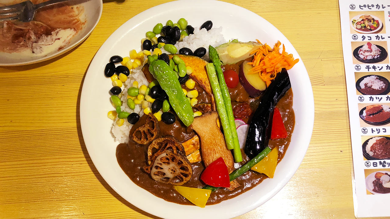 中野のトリコカレーで食べた野菜がたっぷり乗った「ピピカレー」が最高においしかった！