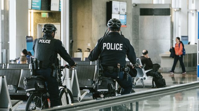警察官が自宅に来た時には本物かどうか疑った方がいい!本物の警察官かどうか確認する方法 警察官が自宅に来た時には本物かどうか疑った方がいい!本物の警察官かどうか確認する方法