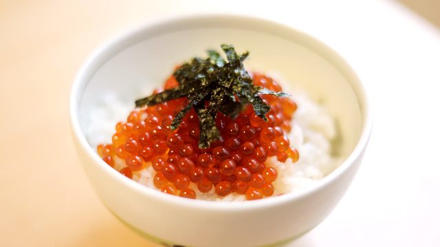 筋子を買ってきて「いくらの醤油漬け」を作ってみた!自宅でいくらを作る方法! 筋子を買ってきて「いくらの醤油漬け」を作ってみた!自宅でいくらを作る方法!