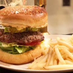 炭火で焼いたパティがうまい！渋谷「ウーピーゴールドバーガー」でアボカドバーガーをいただきました！