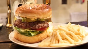 炭火で焼いたパティがうまい！渋谷「ウーピーゴールドバーガー」でアボカドバーガーをいただきました！