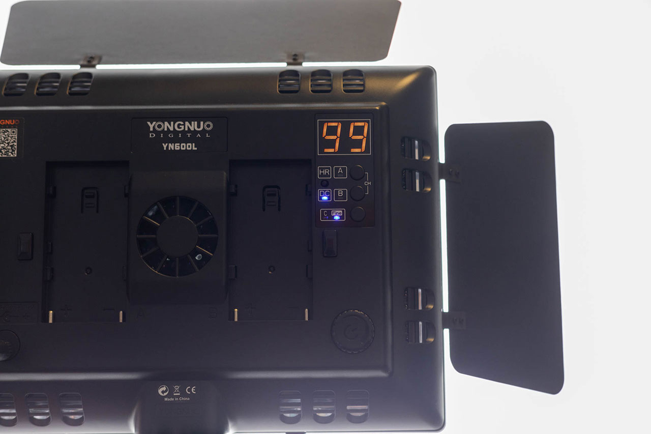 Yongnuo YN-600 LEDビデオライトの背面のボタン