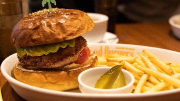 四谷三丁目「Island Burgers(アイランドバーガー)」はミディアムレアで焼かれた柔らかいパティがうまかった！
