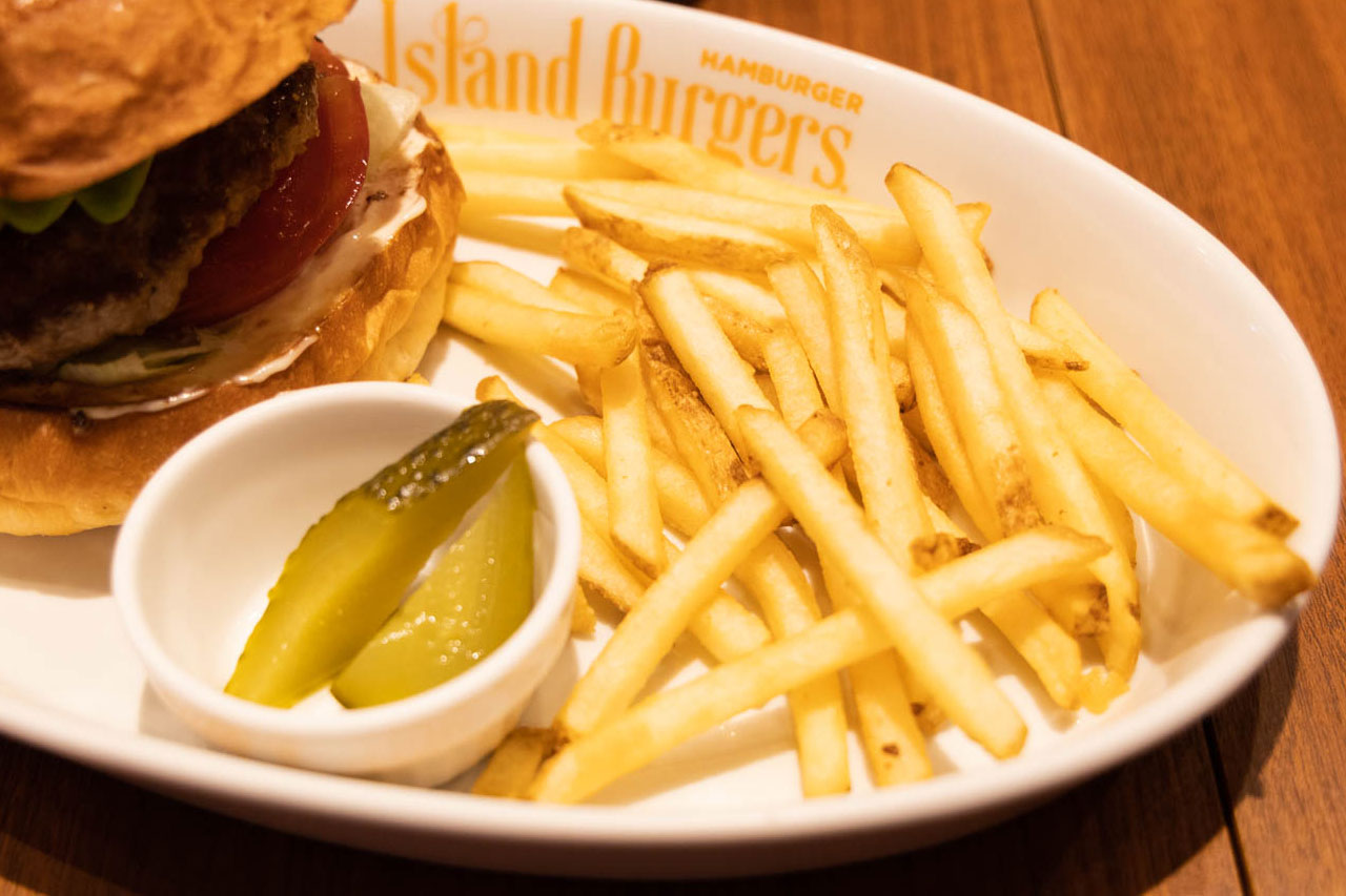四谷三丁目「Island Burgers」のポテトとピクルス