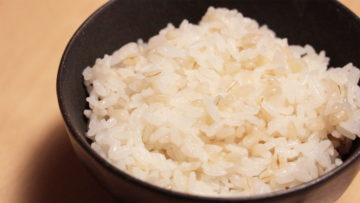 白米にもち麦を入れてご飯を炊く方法！食物繊維豊富なので腸活にも最適！