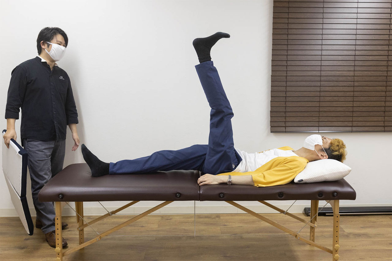 寝ながら姿勢を矯正できる「ASHI MAKURA」の体験取材！枕以上に 