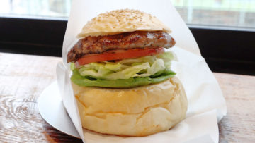 豚の網脂でパティを包んだハンバーガー！吉祥寺「ウェイキーウェイキー」がうまかった！