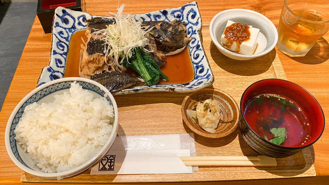 「川崎市民食堂魚金-西」のランチがボリュームたっぷりだしうまい！