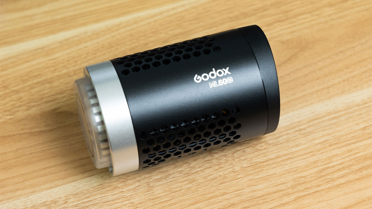 バッテリー駆動で光量も十分な小型照明「Godox ML60 Bi」が特に出先で使いやすい！