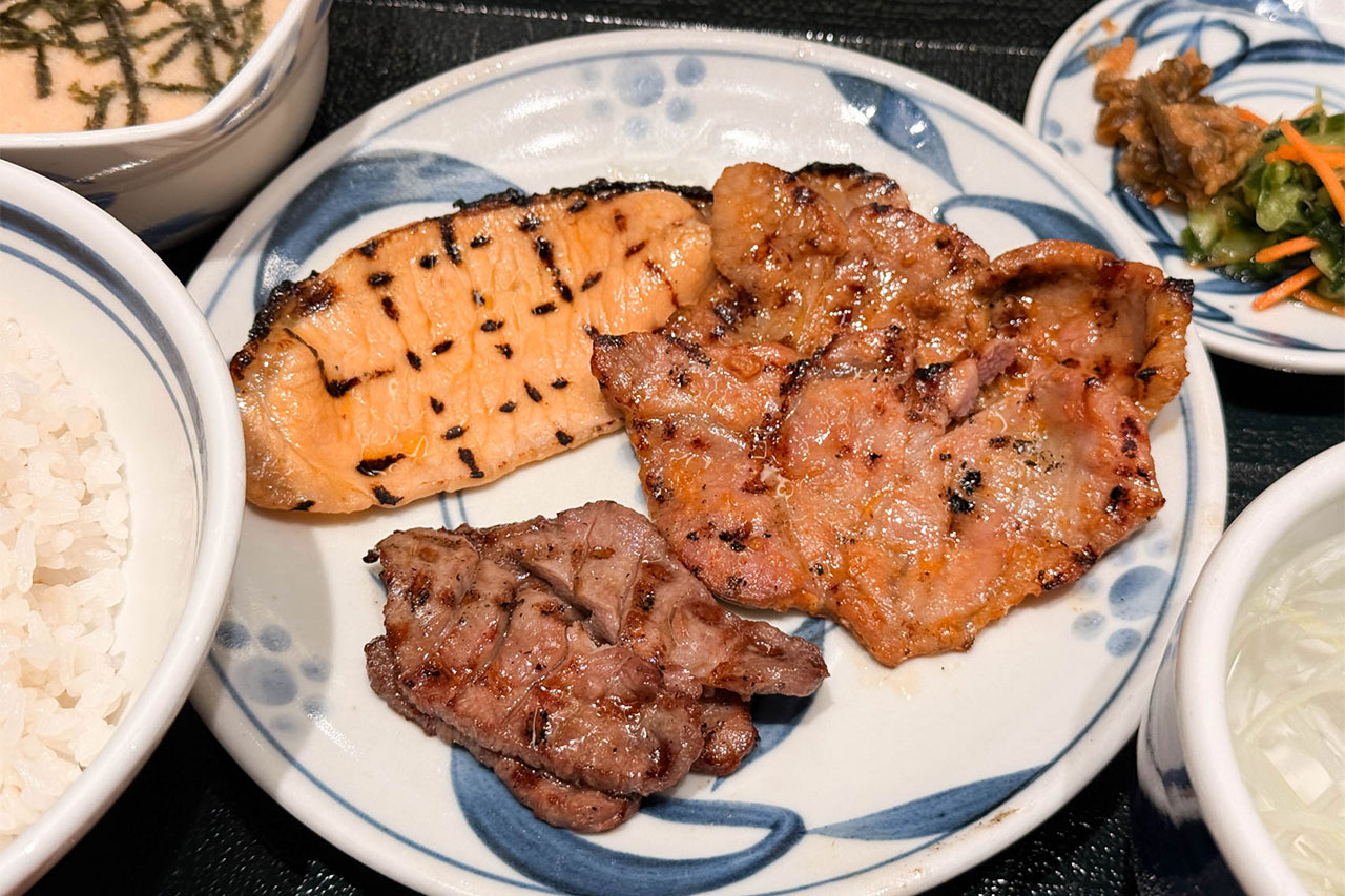 がんこちゃんとみそポークと豚旨辛焼き