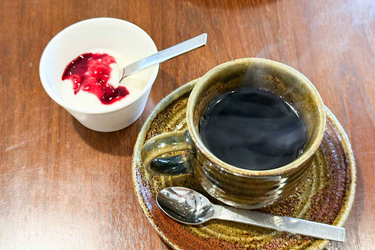 食後のコーヒーとヨーグルト