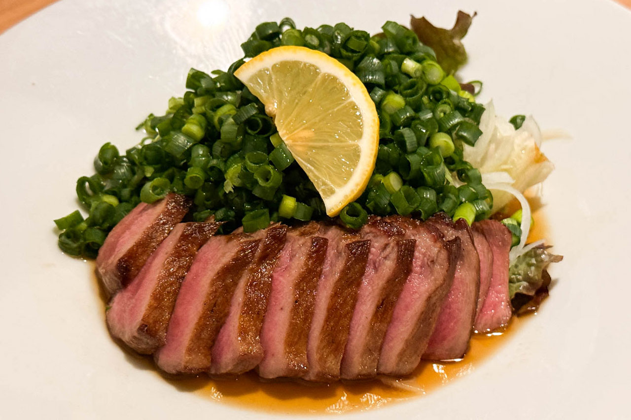 仙台 牛たん料理 閣 牛タンたたきのアップ