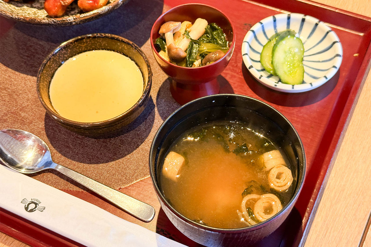 味噌汁と漬物と小鉢が並ぶ御前の副菜