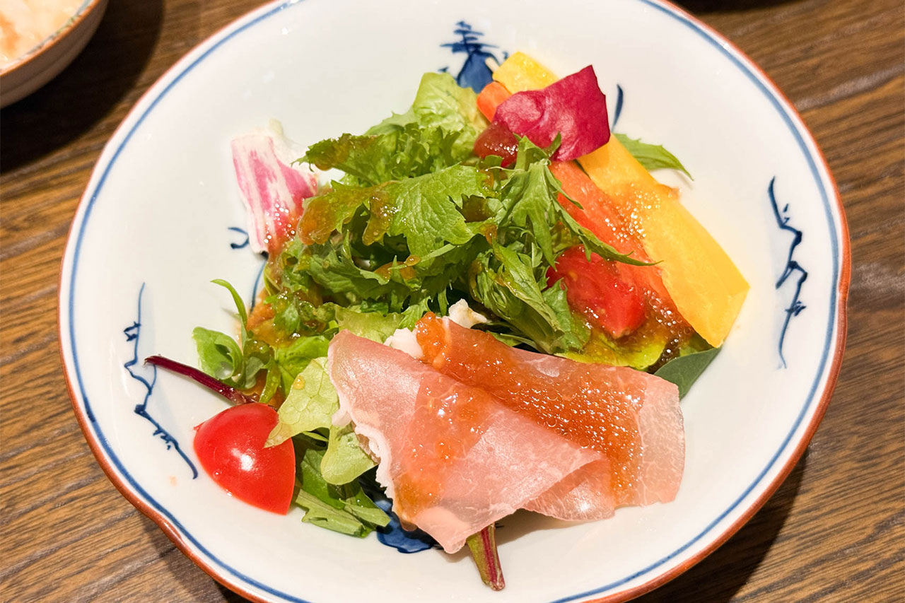 天七のランチコースの生ハムサラダ