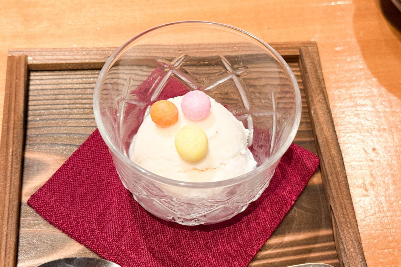 天七のランチコースのデザート 桜のアイスクリーム