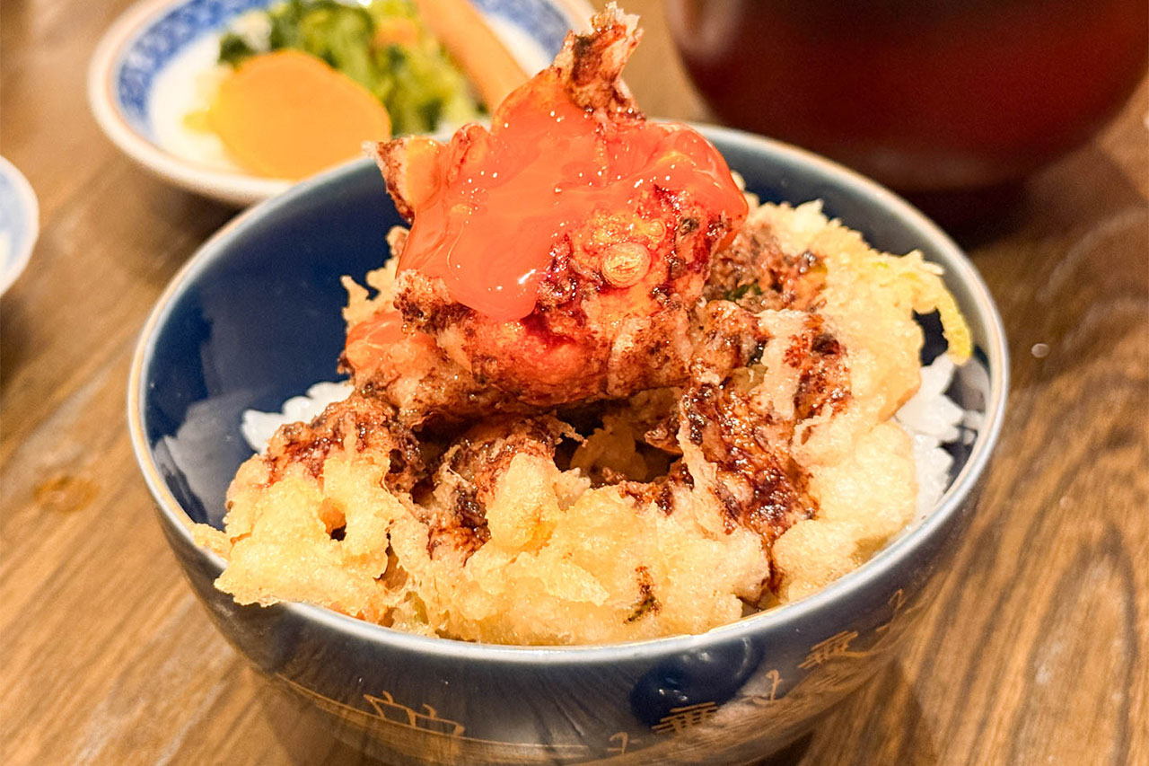 天七のかき揚げに卵を乗せた天丼
