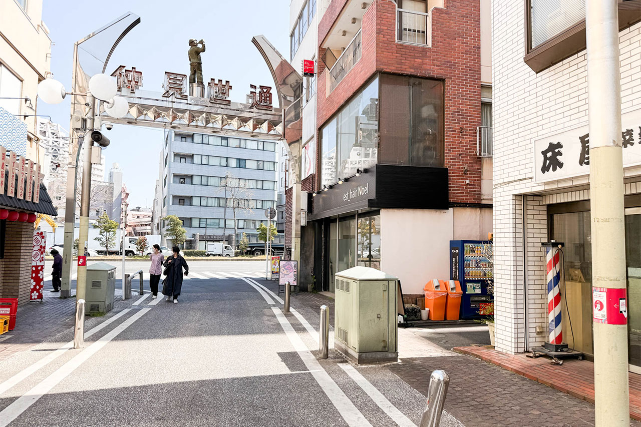 川崎駅東口の仲見世通りにある curry stand スパイスギャング 近くの路地