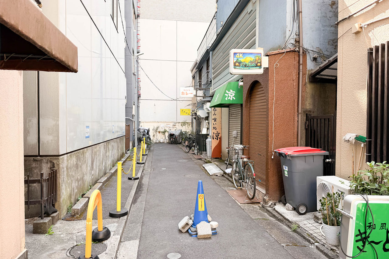 川崎の curry stand スパイスギャング の看板が見える外観