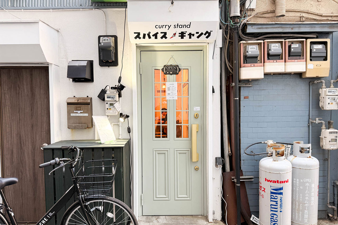 川崎 curry stand スパイスギャング の入口