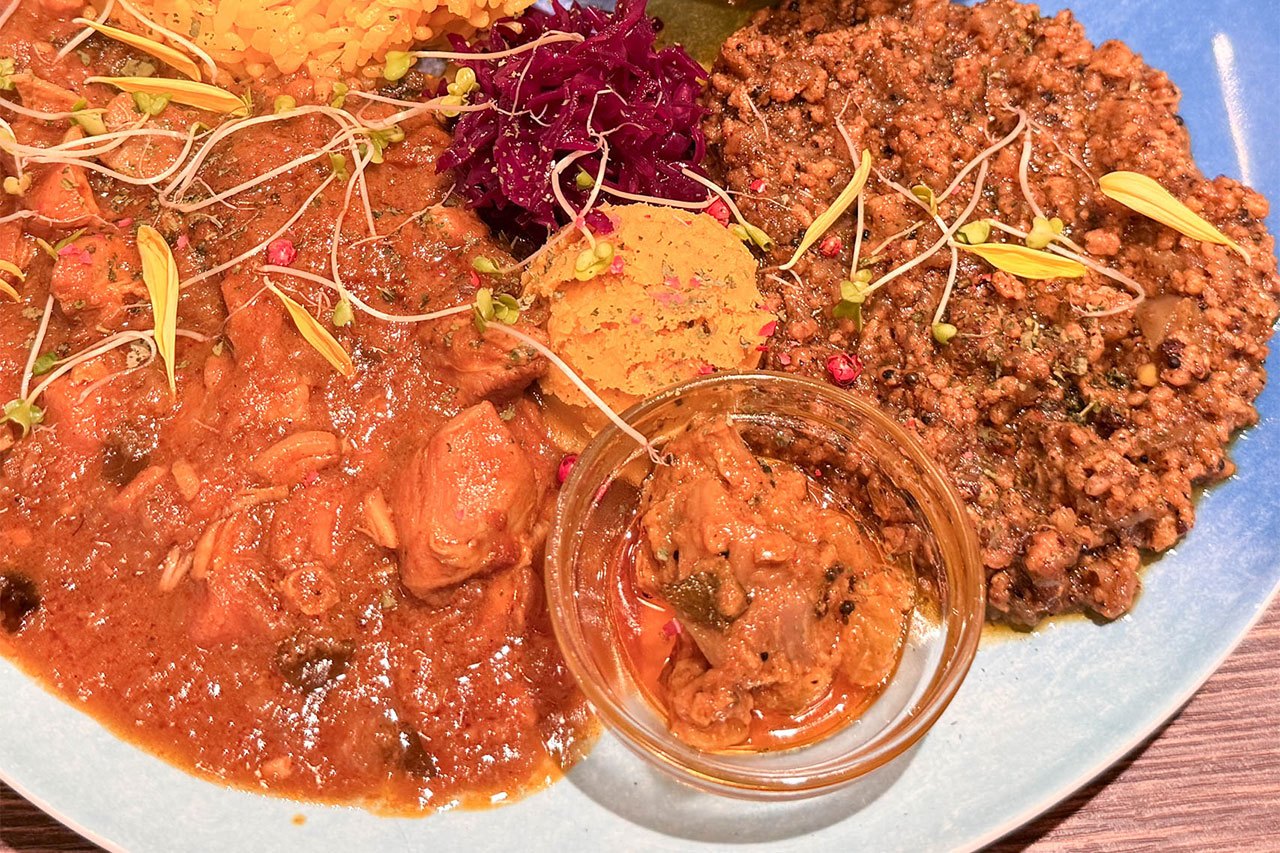 砂肝のアヒージョが付いた curry stand スパイスギャング の付け合わせ