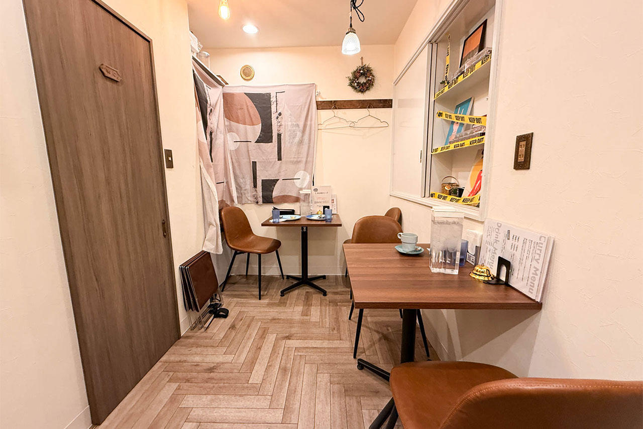 curry stand スパイスギャング店内のテーブル席