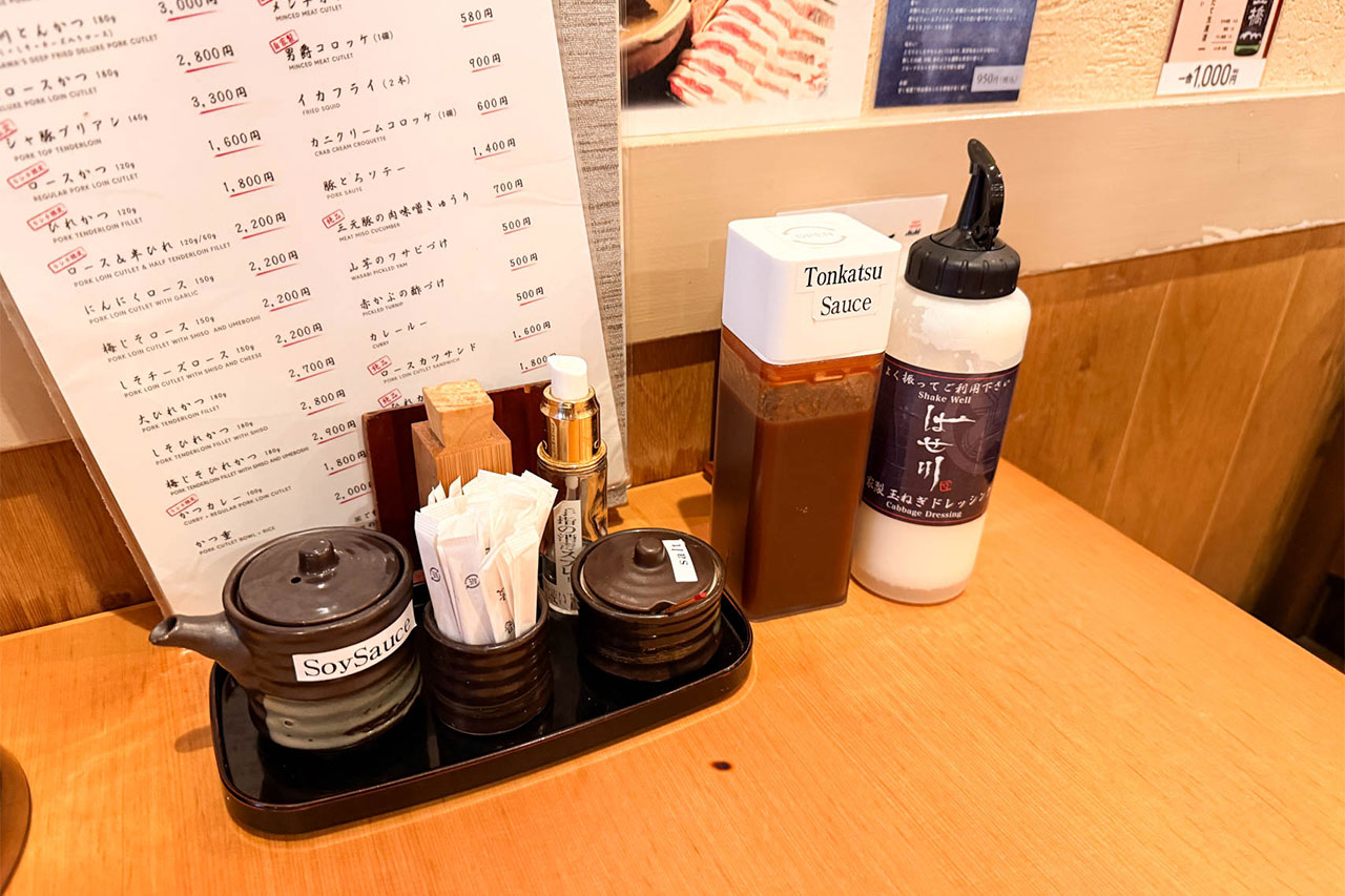 はせ川の卓上にあるとんかつソースと自家製玉ねぎドレッシング