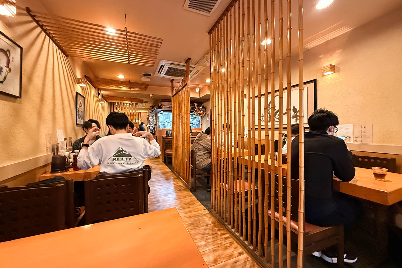 両国はせ川の落ち着いた店内