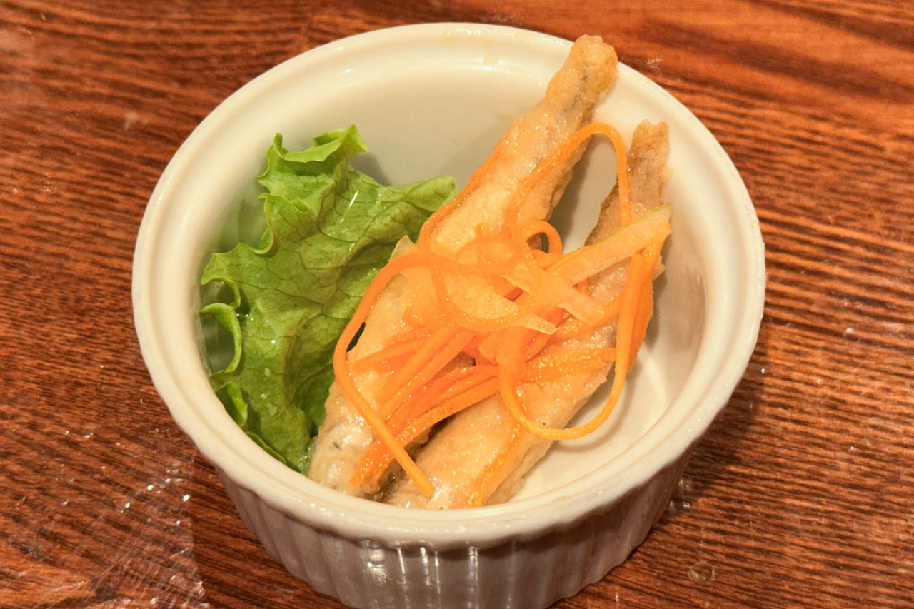 麦酒倶楽部ポパイのお通し キビナゴの南蛮漬け