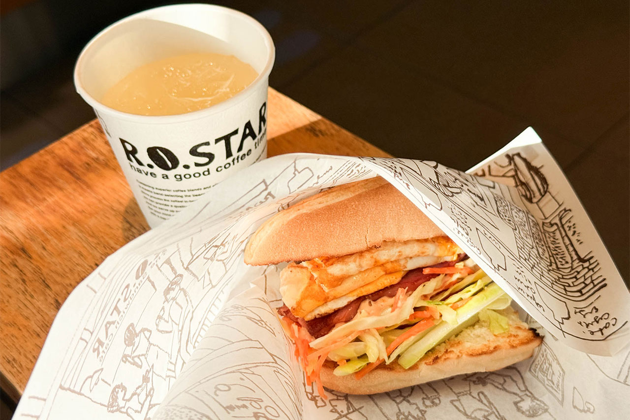 R.O.STAR で注文したアイスレモネードとベーコンエッグJr.