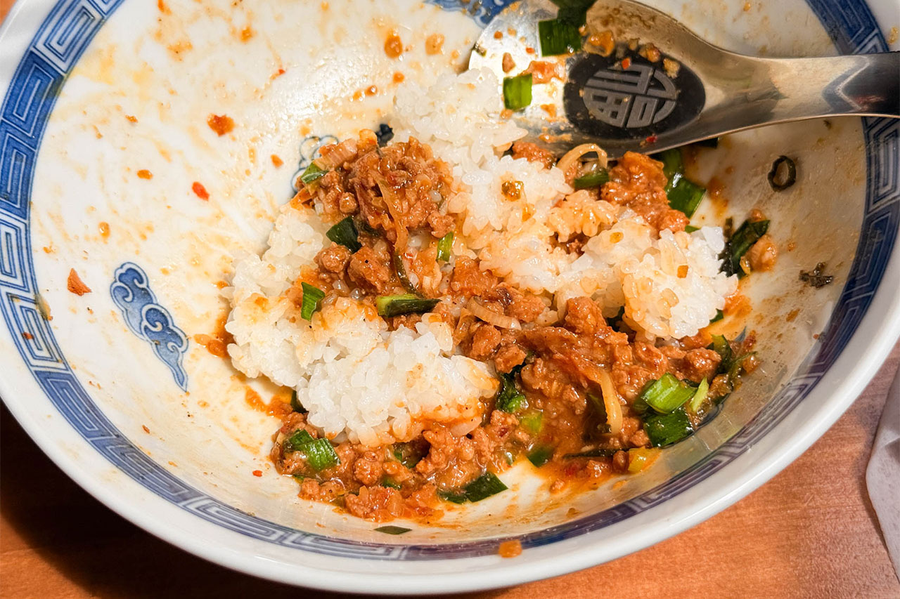 餃子マニアの台湾まぜそばに追い飯を入れたところ