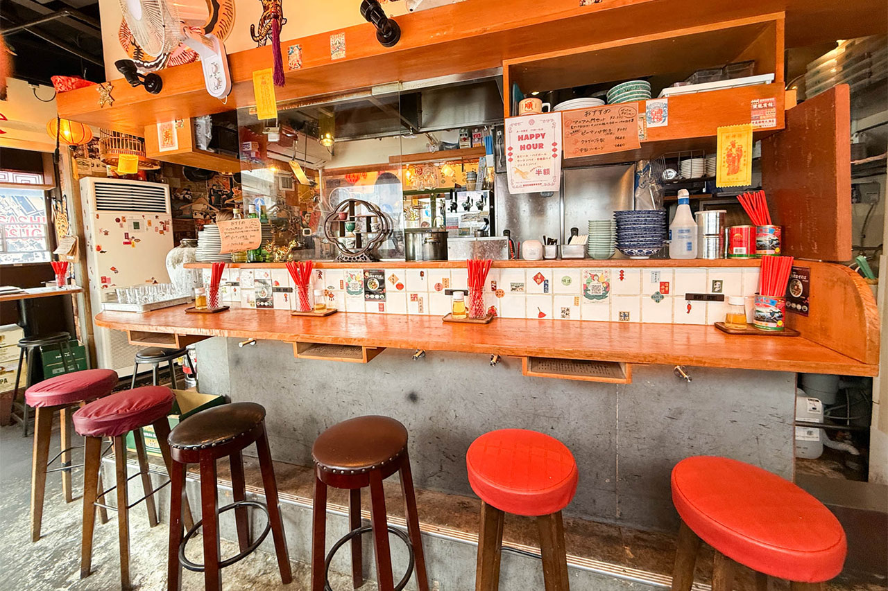 武蔵小杉「餃子マニア」のカウンター席が見える店内