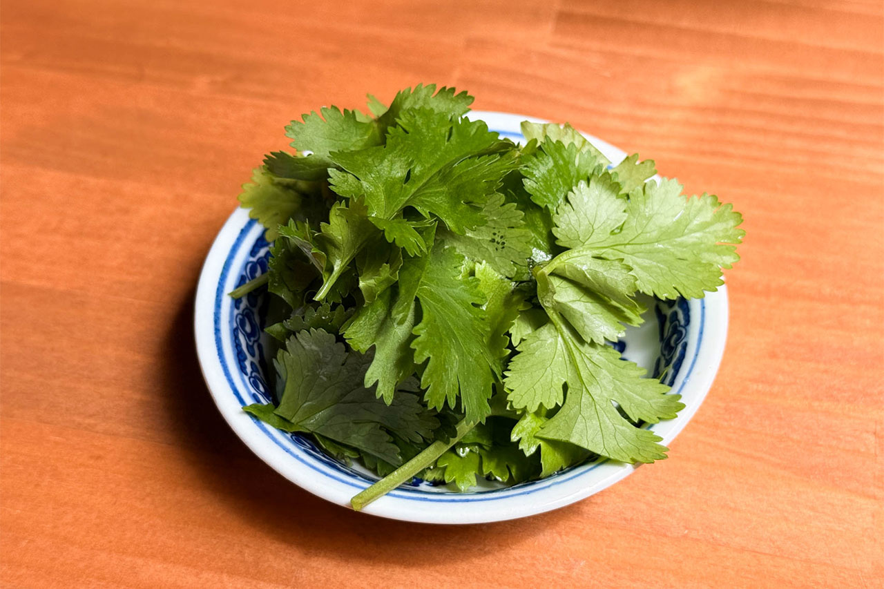 餃子マニアの台湾まぜそば無料トッピングのパクチー