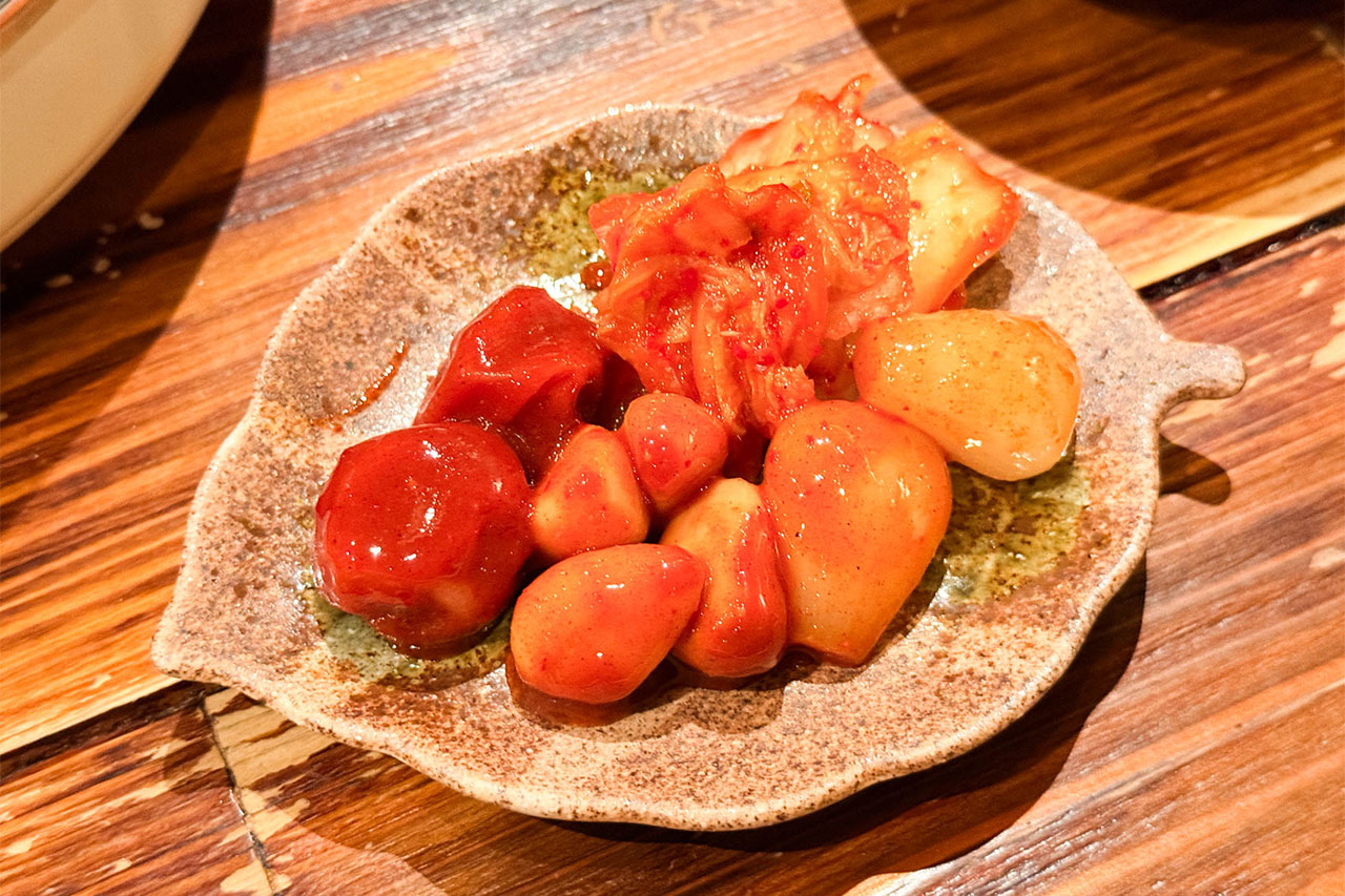 梅干し・ニンニク・らっきょう・白菜のキムチ盛り合わせ