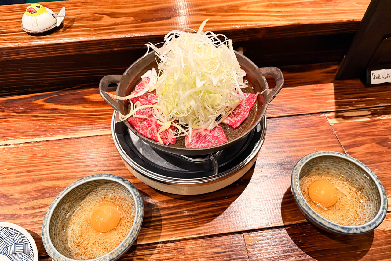 生卵付きでいただく牛鍋酒場 さかもと牛の牛鍋