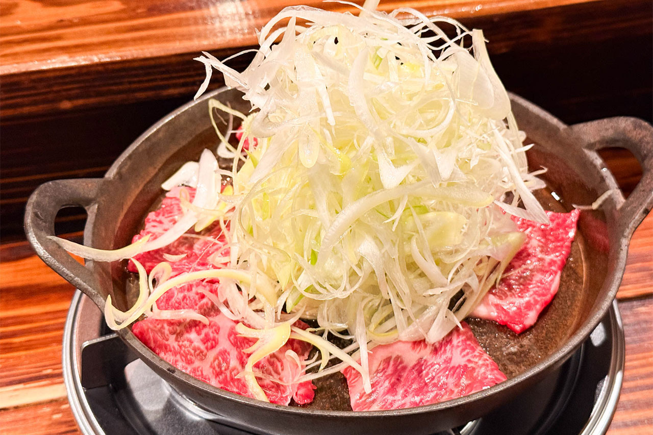 長ネギと和牛肩ロースがのった牛鍋
