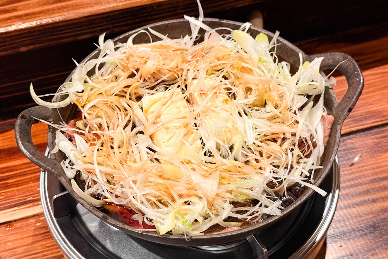 割下を入れて焼く牛鍋酒場 さかもと牛の牛鍋