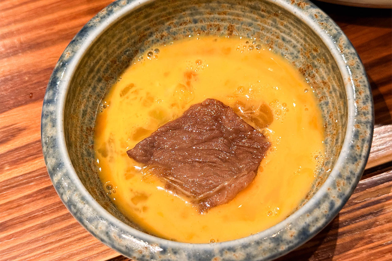 溶き卵でいただく牛鍋酒場 さかもと牛の和牛肩ロース