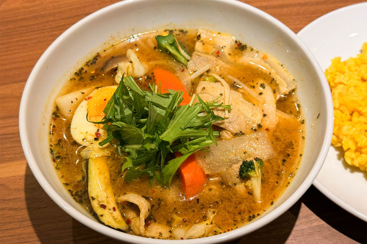 豚しゃぶや野菜がたっぷり入った SHIBUYA SPICE 薬膳楽園のスープカレー