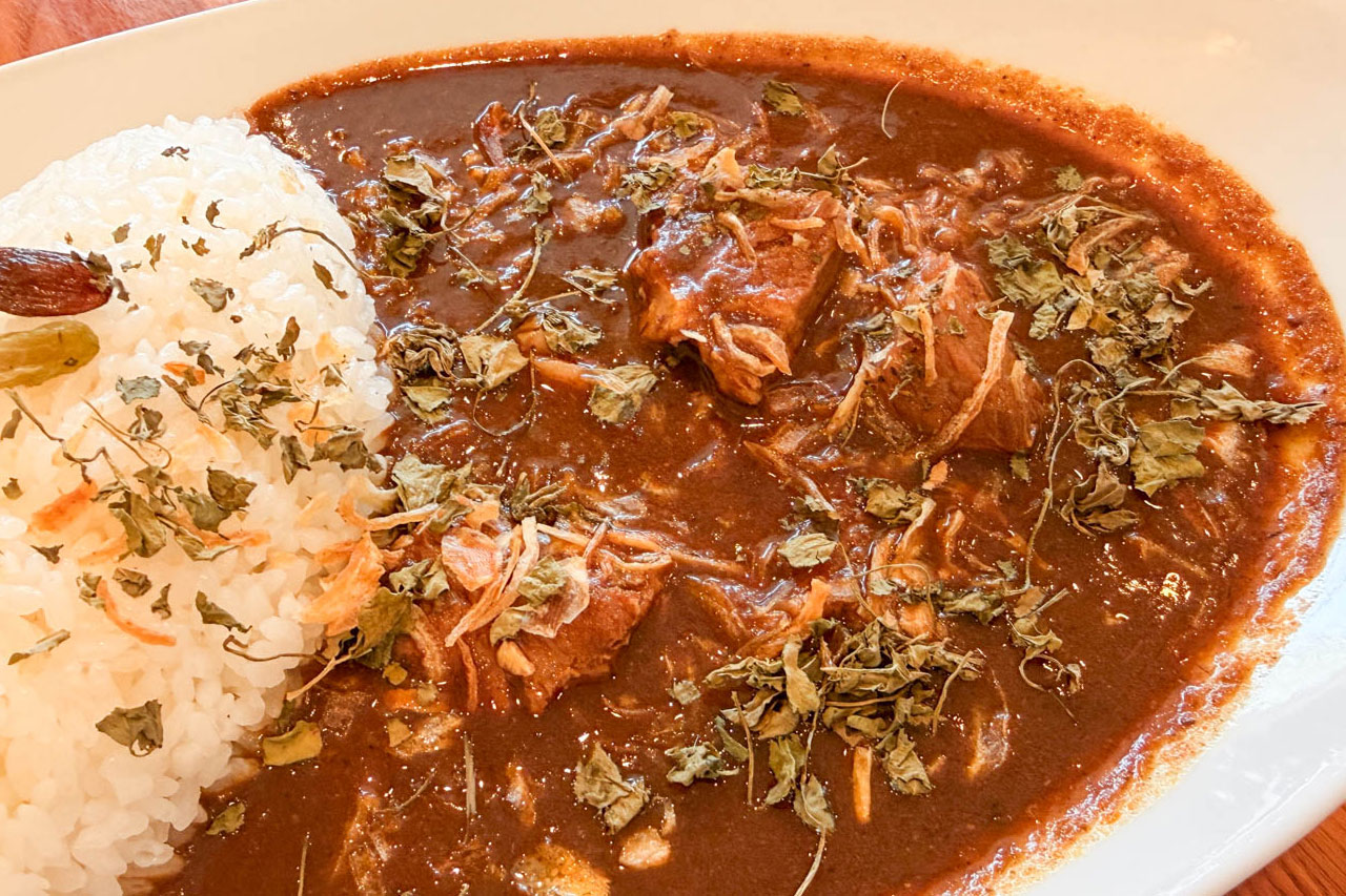 エンドルフィンのポークカレーに入った煮込まれた豚肉