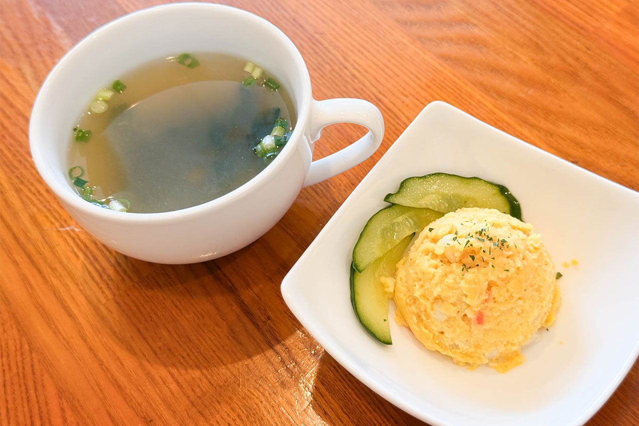 エンドルフィンのポークカレーセットに付くワカメスープとポテトサラダ