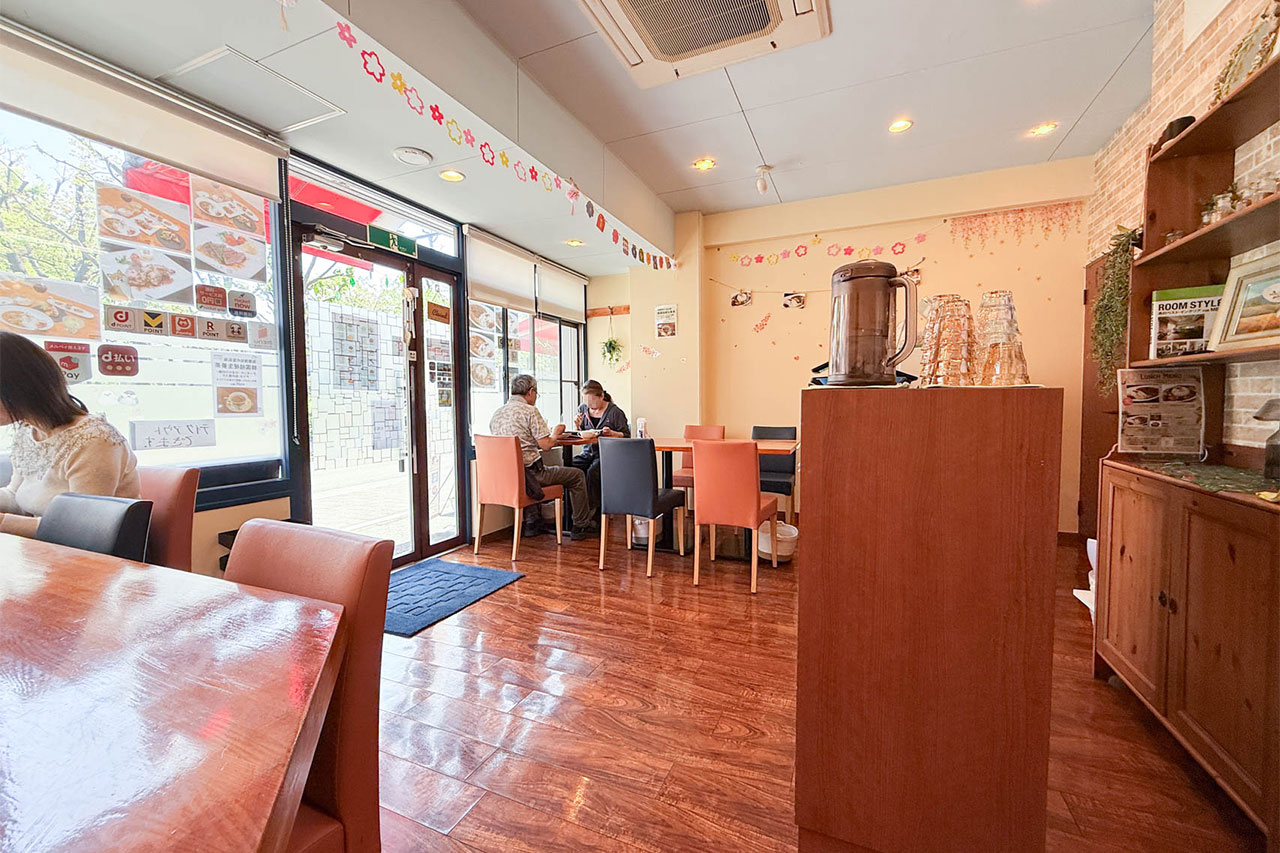 熟成スパイスカレー エンドルフィンの店内