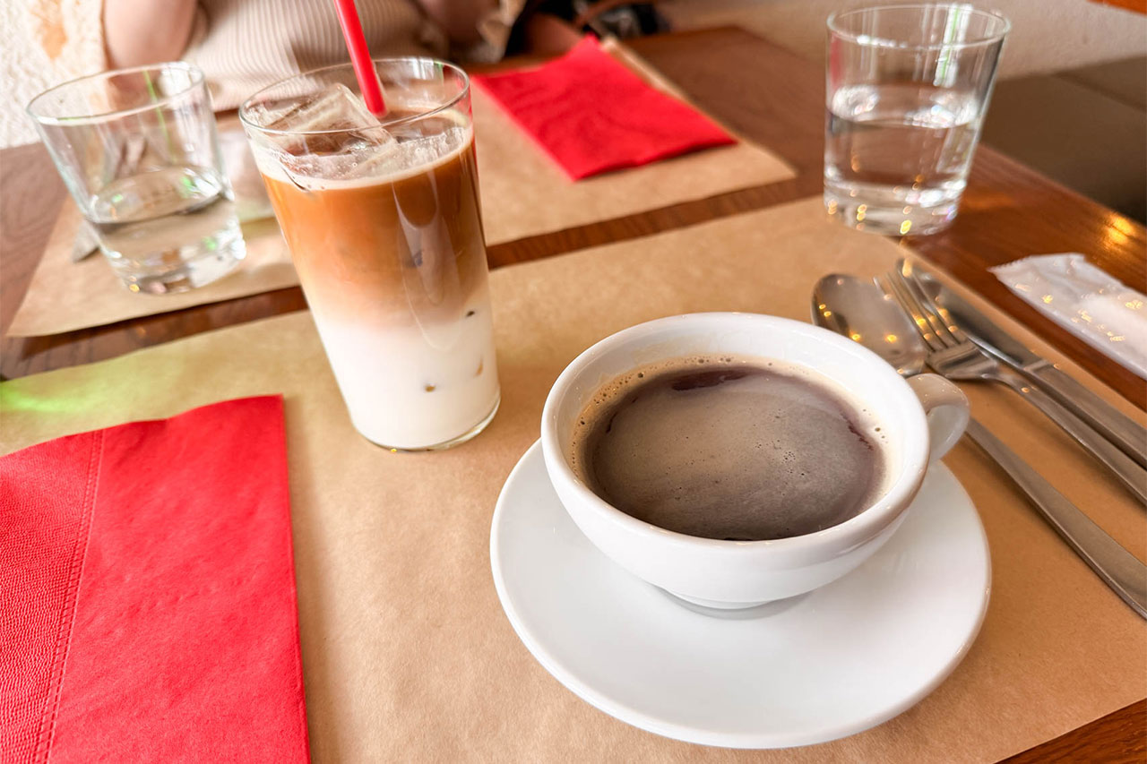 リコルドのランチセットで注文したアイスカフェラテとホットコーヒー